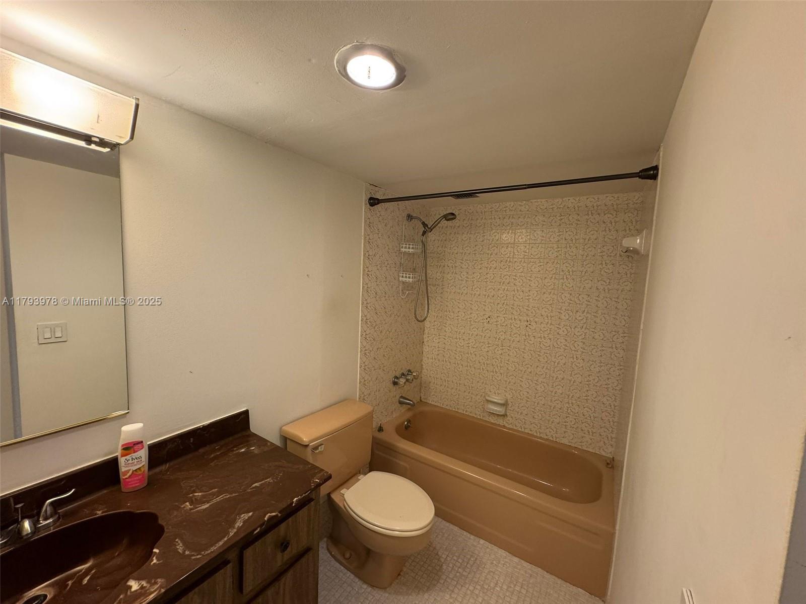 ADMIRALS PORT CONDO-WEST - Residential