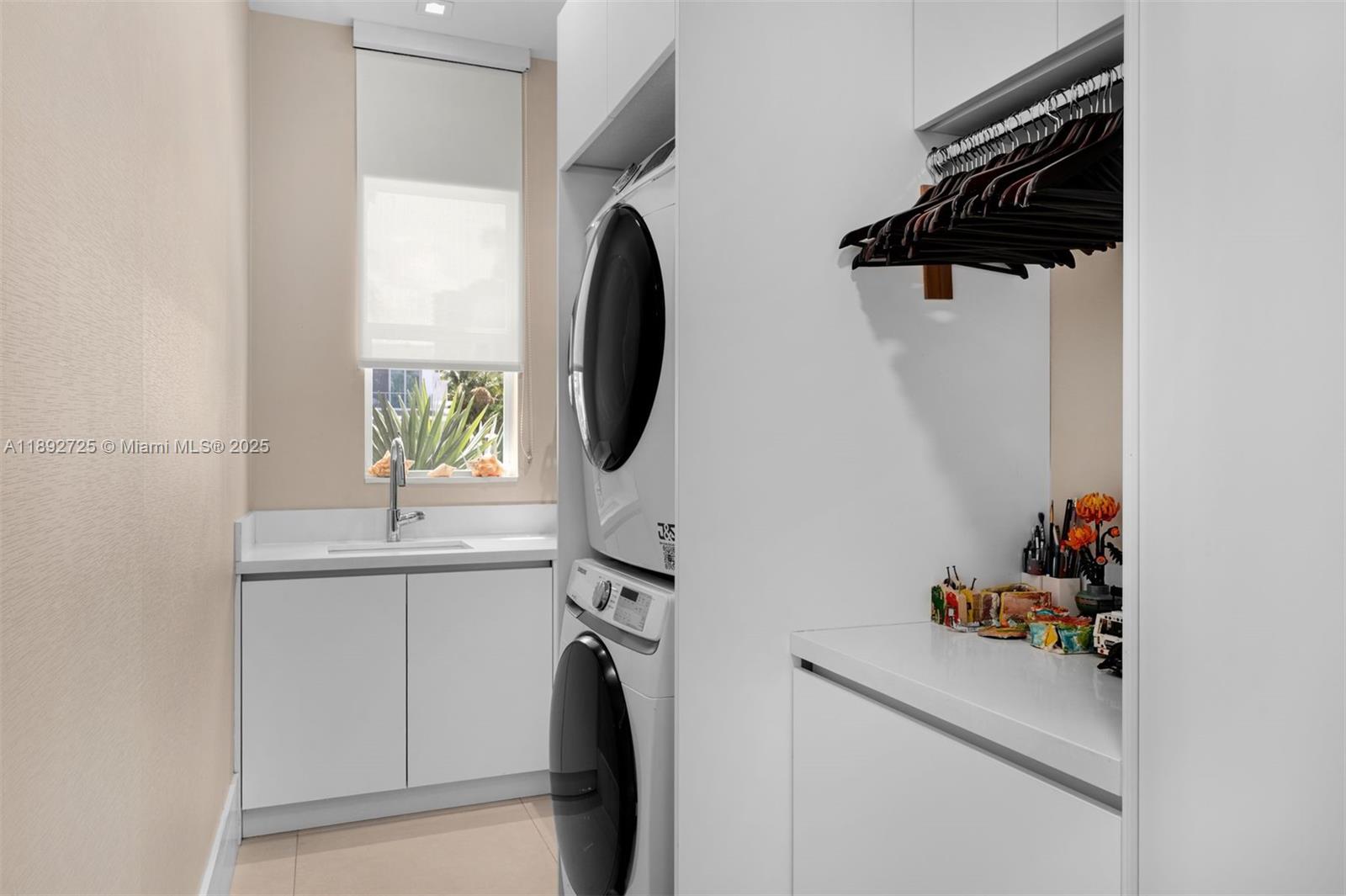GOLDEN BEACH SEC D - Residential