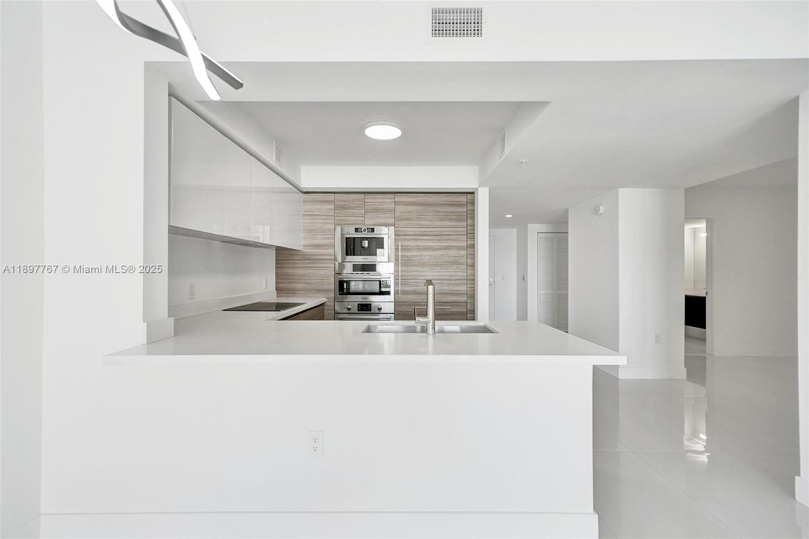 PARQUE TOWERS CONDO - Residential Lease