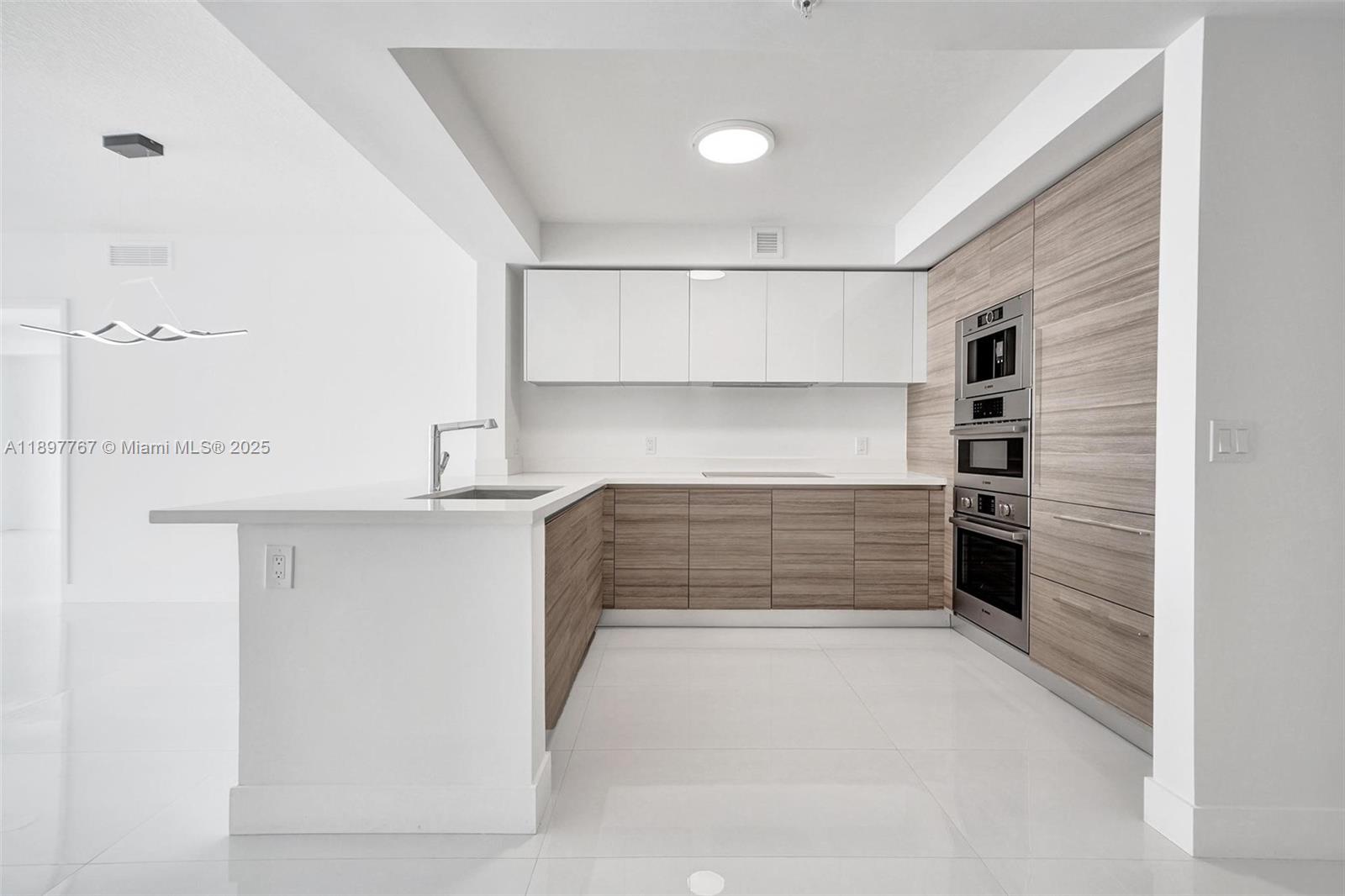 PARQUE TOWERS CONDO - Residential Lease