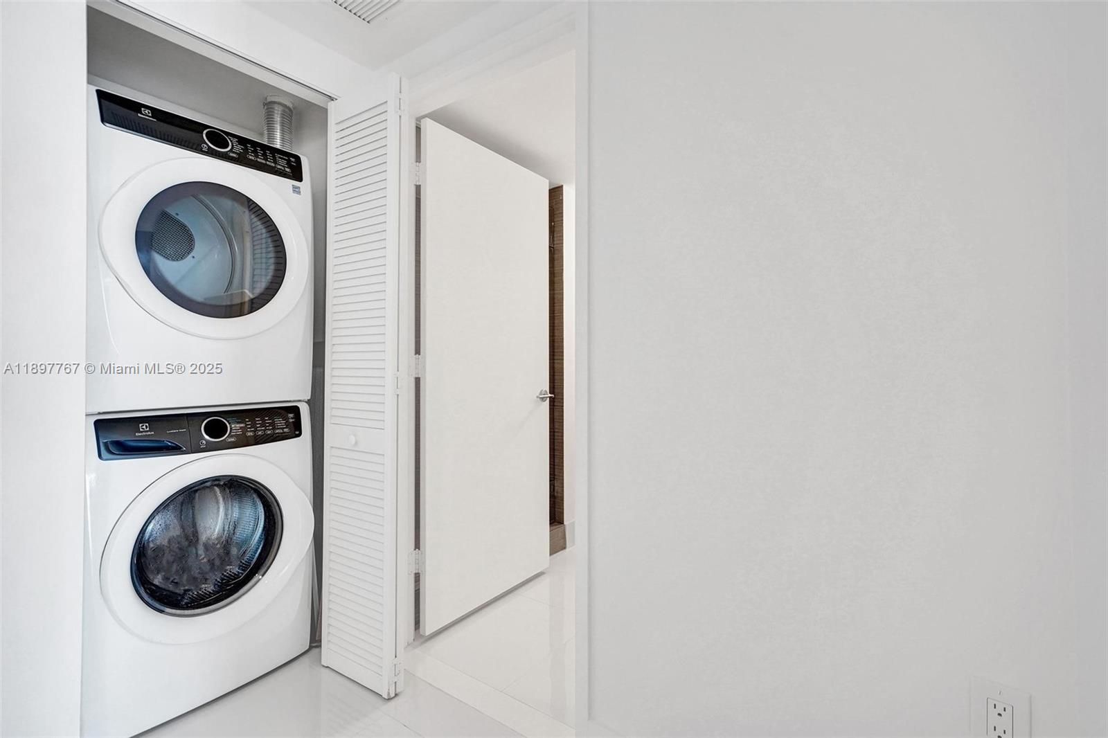 PARQUE TOWERS CONDO - Residential Lease