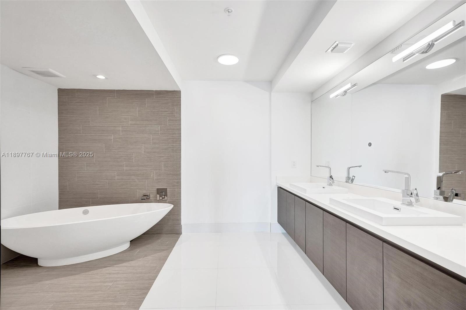 PARQUE TOWERS CONDO - Residential Lease