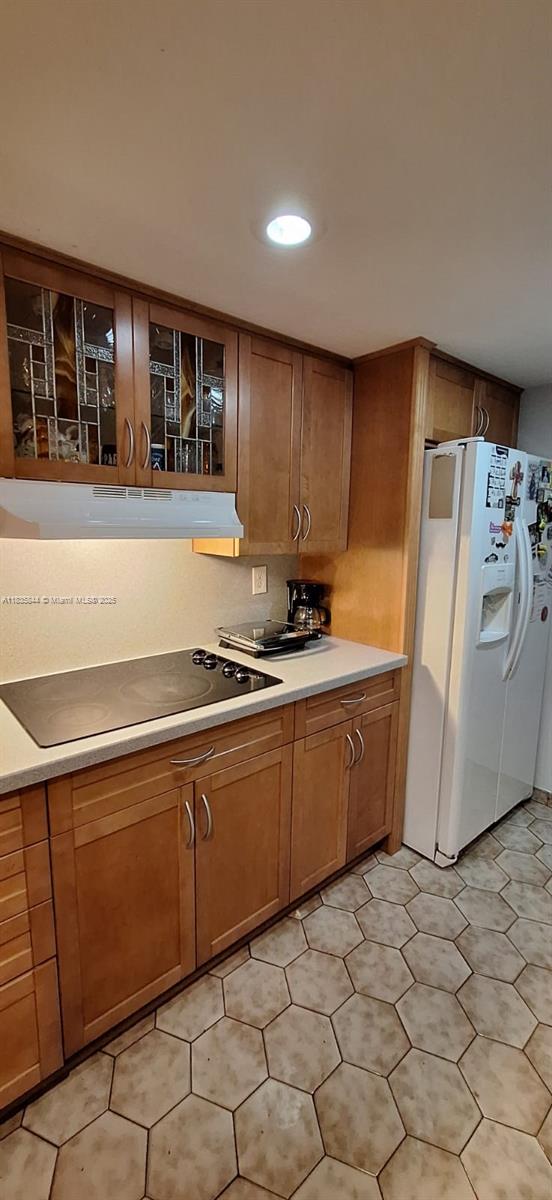 Excellent location, near highways 826, 836, and the Turnpike. School across the street: Pine Crest Academy North Preparatory.
2/2 apartment with renovated bathrooms, zebra and blackout blinds, washer and dryer inside the unit, air conditioning installed three years ago, double-door refrigerator with water dispenser.
Includes two assigned parking spaces, swimming pool, and tennis court.
Pets allowed (dogs and cats).