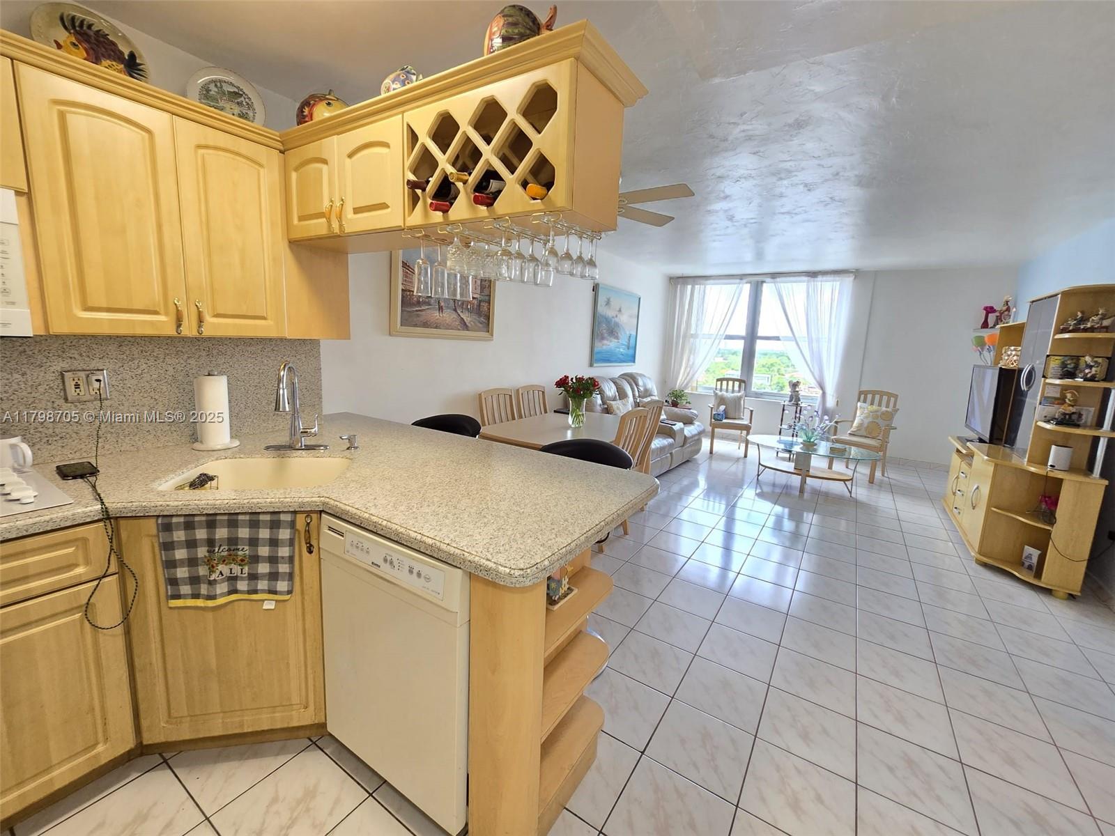 Property for Sale at 2899 Collins Ave 946, Miami Beach, Miami-Dade County, Florida - Bedrooms: 1 
Bathrooms: 1  - $365,000