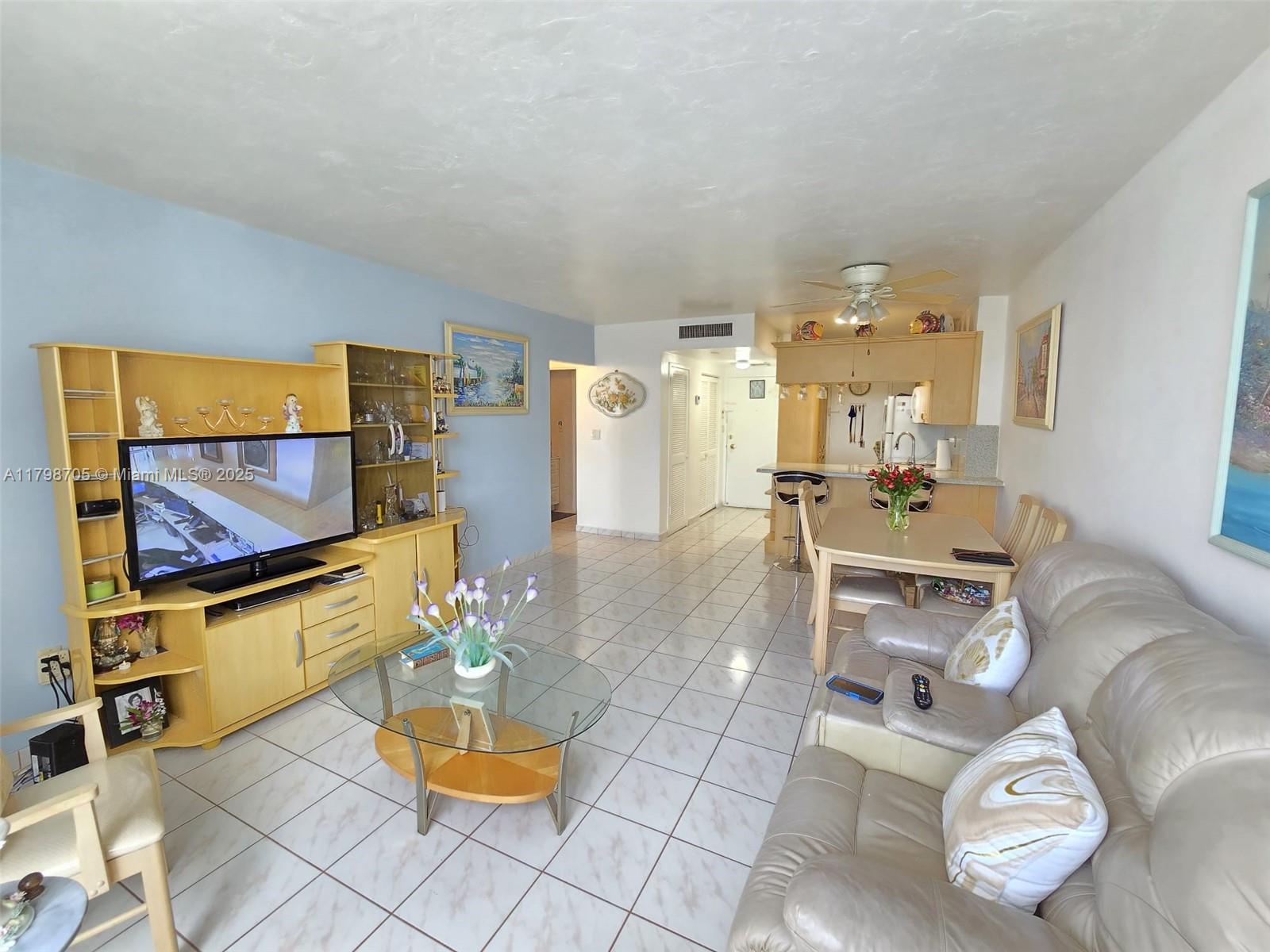 2899 Collins Ave 946
