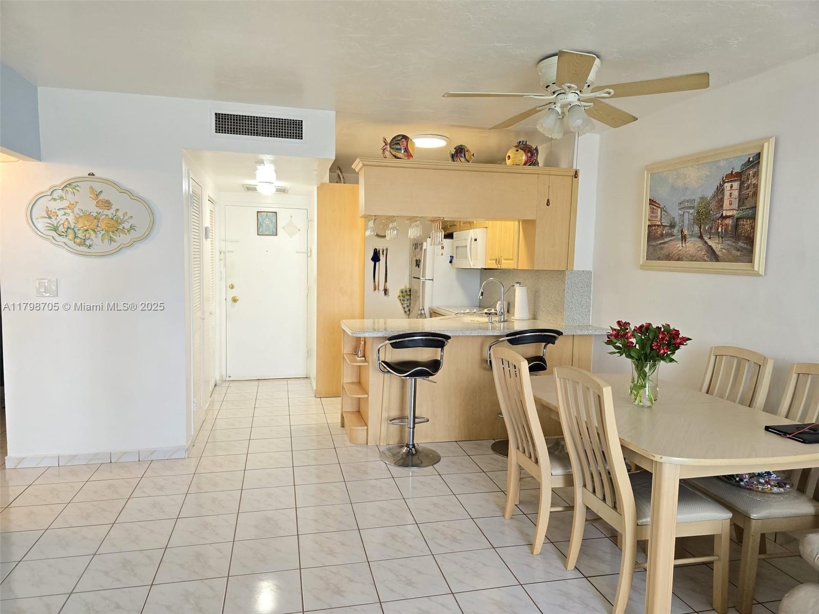 2899 Collins Ave 946