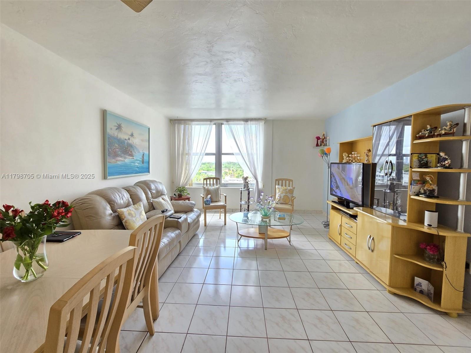 2899 Collins Ave 946