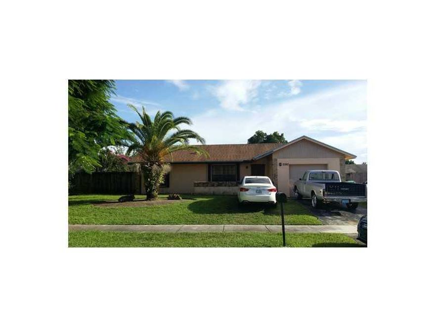 This 3/2 house features: formal living room, large dining room. Located within minutes to major highways, shopping centers.