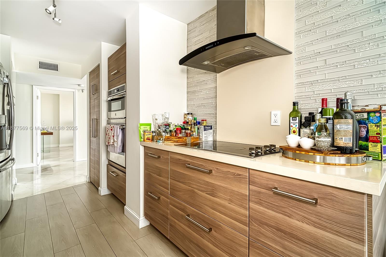 WINSTON TOWERS 700 CONDO - Residential