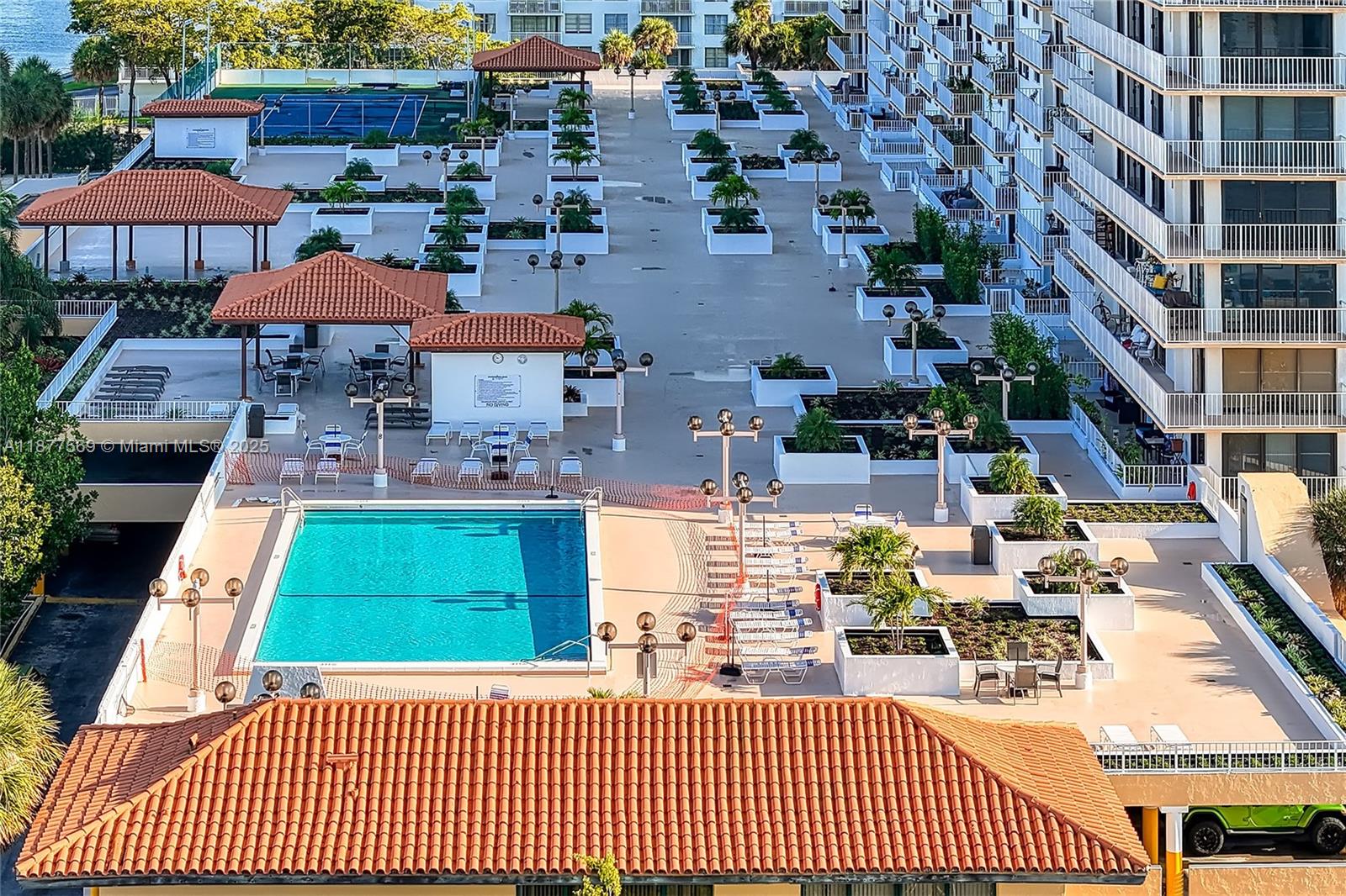 WINSTON TOWERS 700 CONDO - Residential