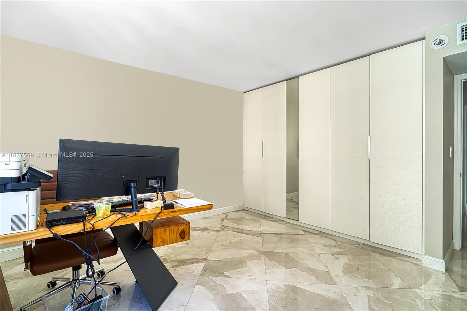 WINSTON TOWERS 700 CONDO - Residential