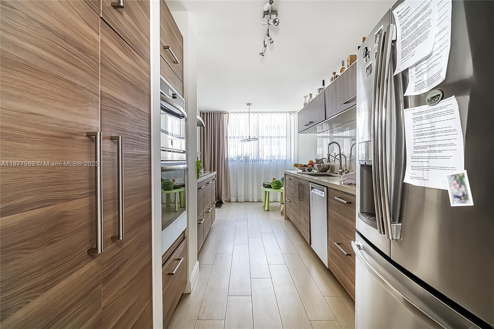 WINSTON TOWERS 700 CONDO - Residential