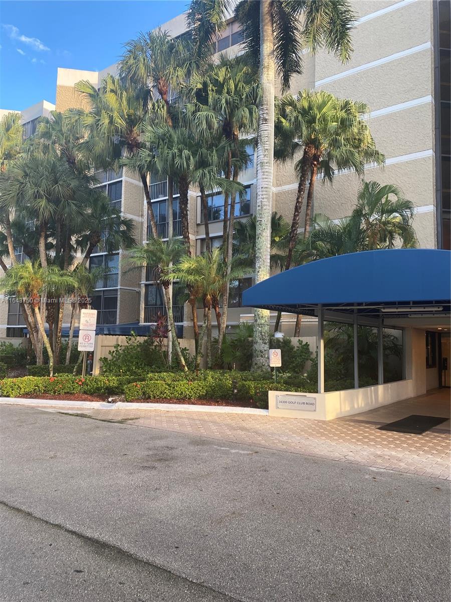 COUNTRY CLUB APTS AT - Residential