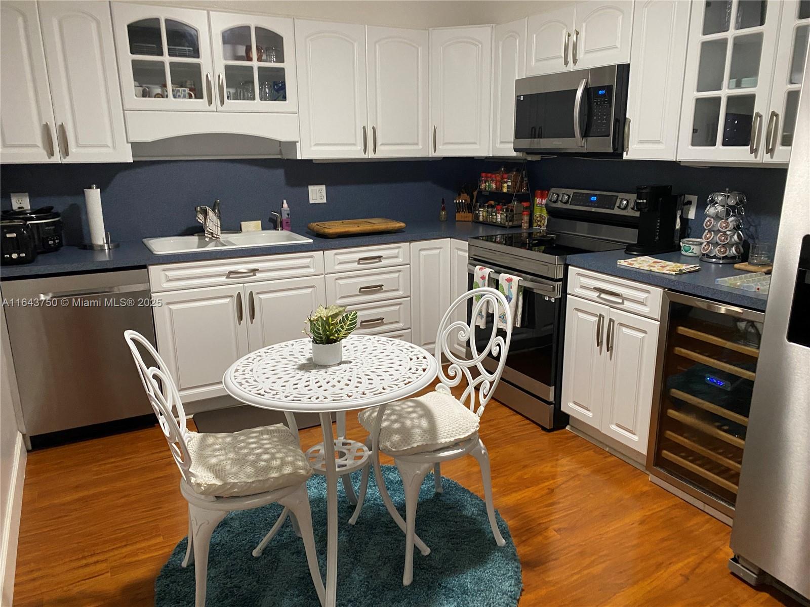 COUNTRY CLUB APTS AT - Residential