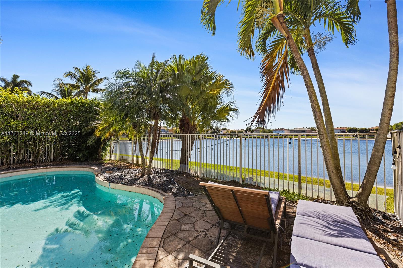 1270 Beacon Cir