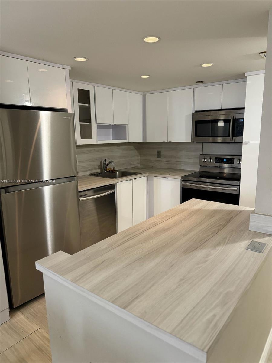 VERY NICE UNIT . GATED 24/7 SECURITY. SURROUNDED BY PEMBROKE LAKES GOLF COURSE. LOCATED IN THE HEART OF PEMBROKE PINES AND CLOSE TO ALL CONVENIENCES. HOUSING FOR OLDER PERSON (ONE OCCUPANT OVER 55 AND MINIMUM AGE FOR RESIDENCY 19 YEARS OF AGE)