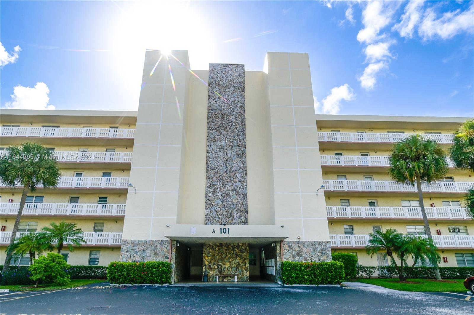 MEADOWBROOK LAKES VIEW CO - Residential
