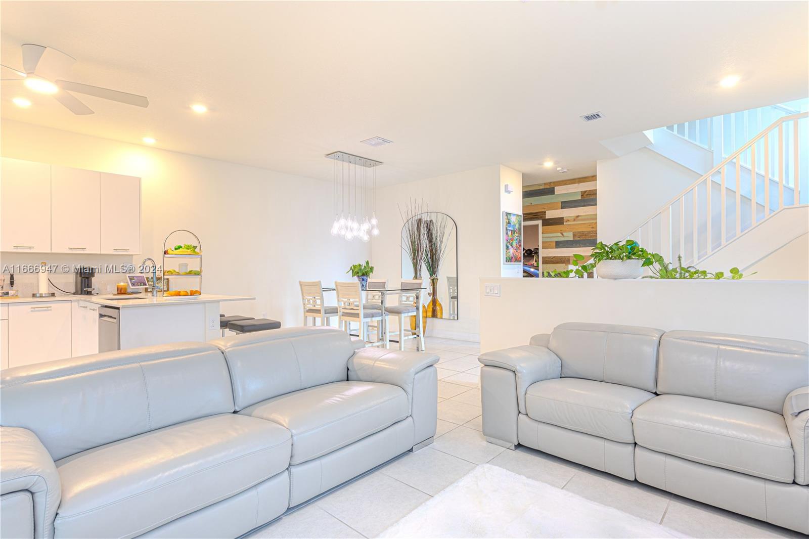 DOWNTOWN DORAL SOUTH PHAS - Residential