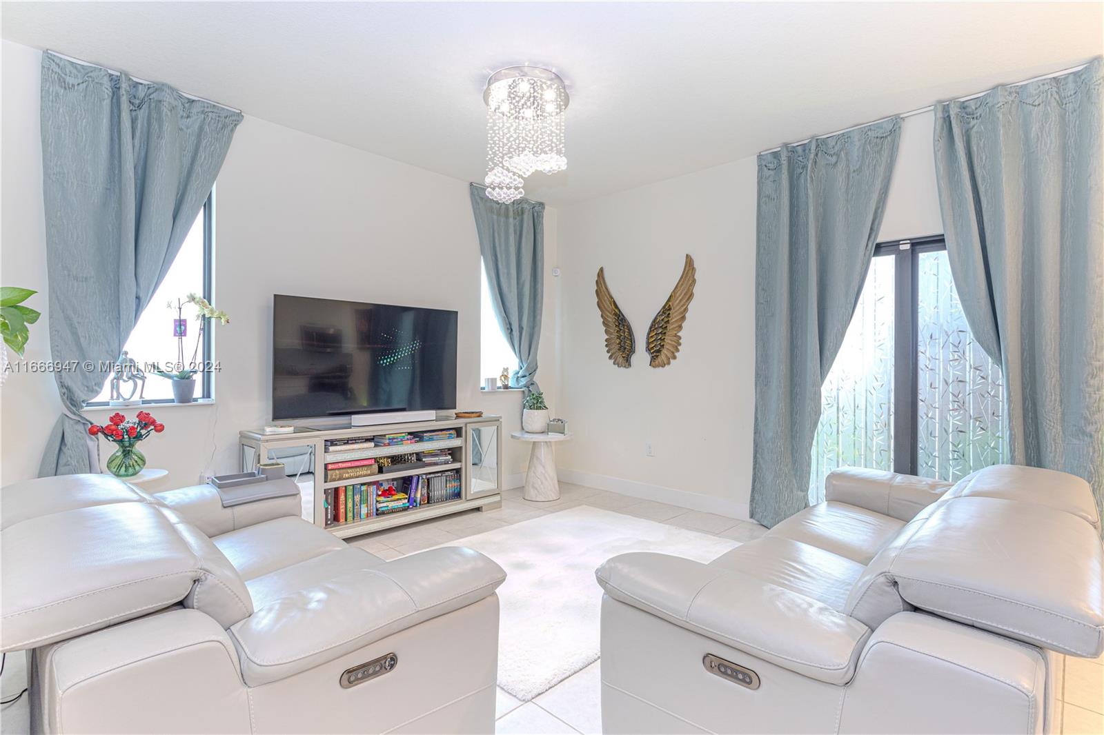 DOWNTOWN DORAL SOUTH PHAS - Residential