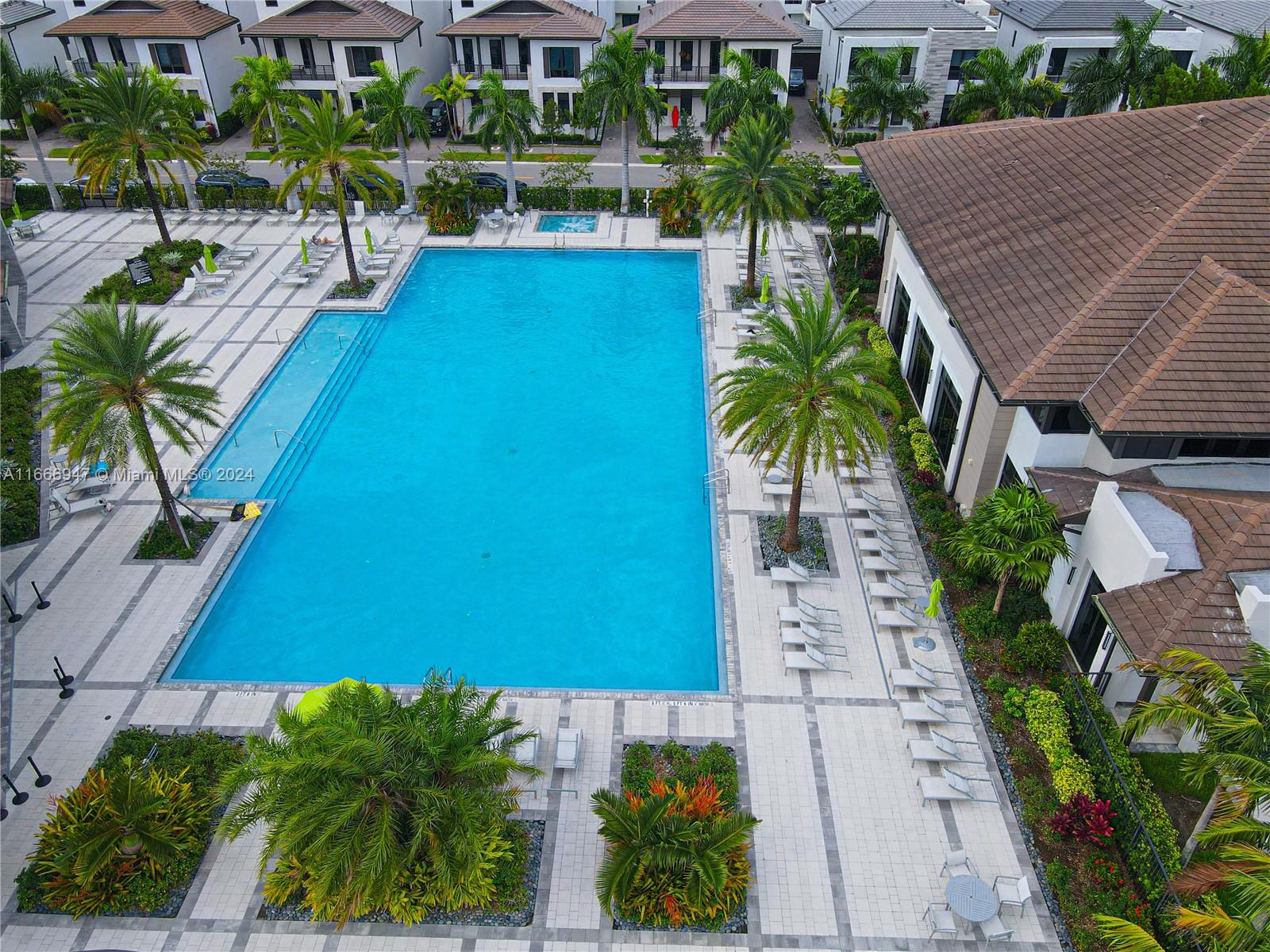 DOWNTOWN DORAL SOUTH PHAS - Residential