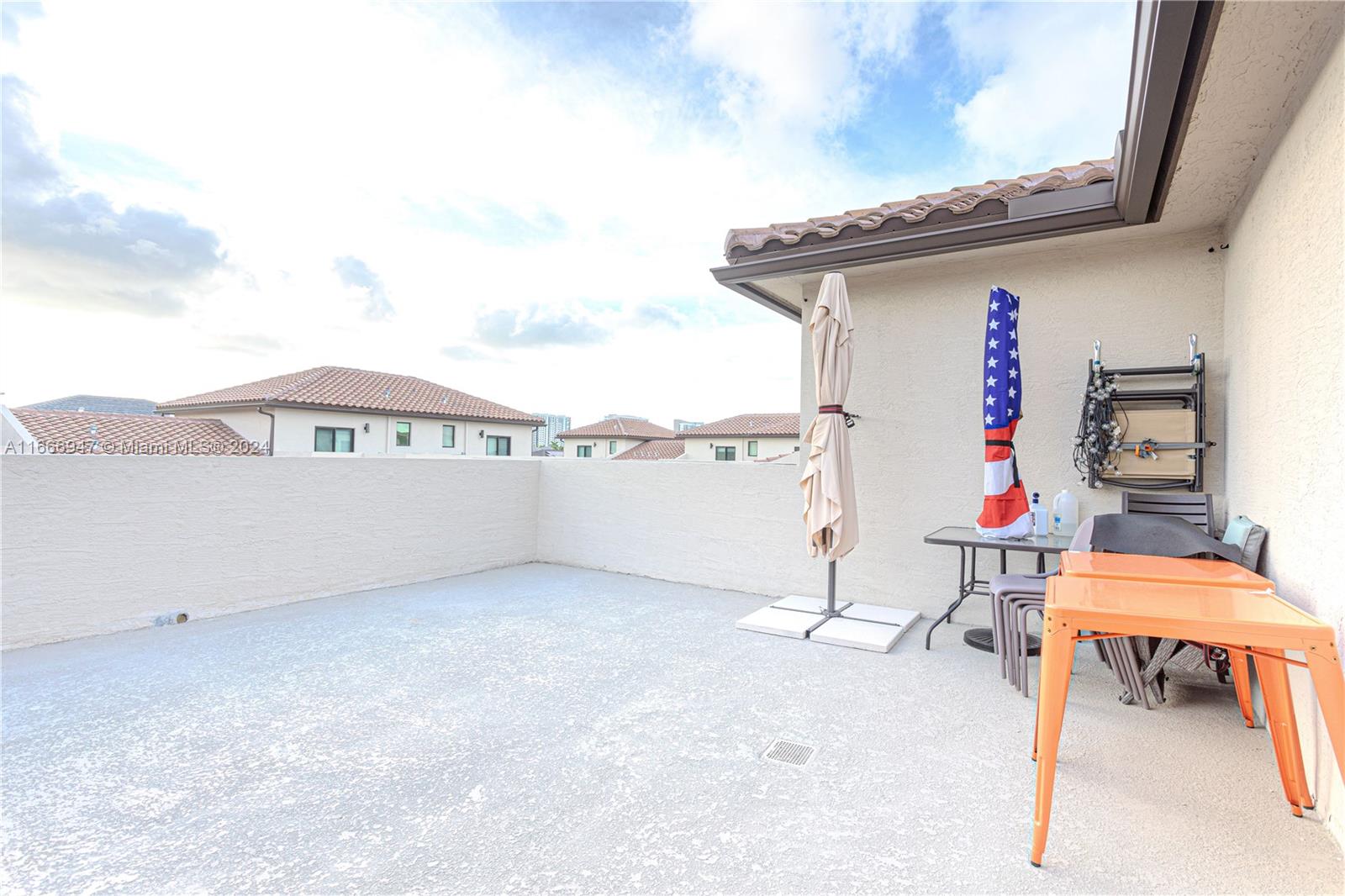 DOWNTOWN DORAL SOUTH PHAS - Residential