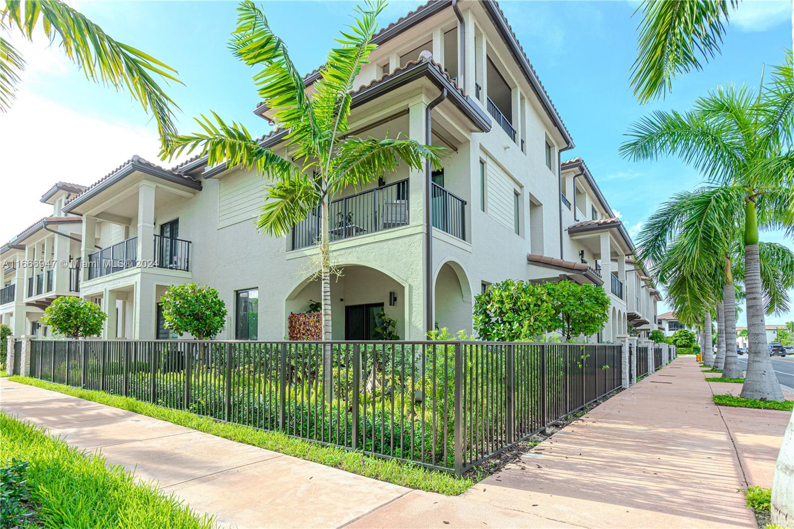 DOWNTOWN DORAL SOUTH PHAS - Residential