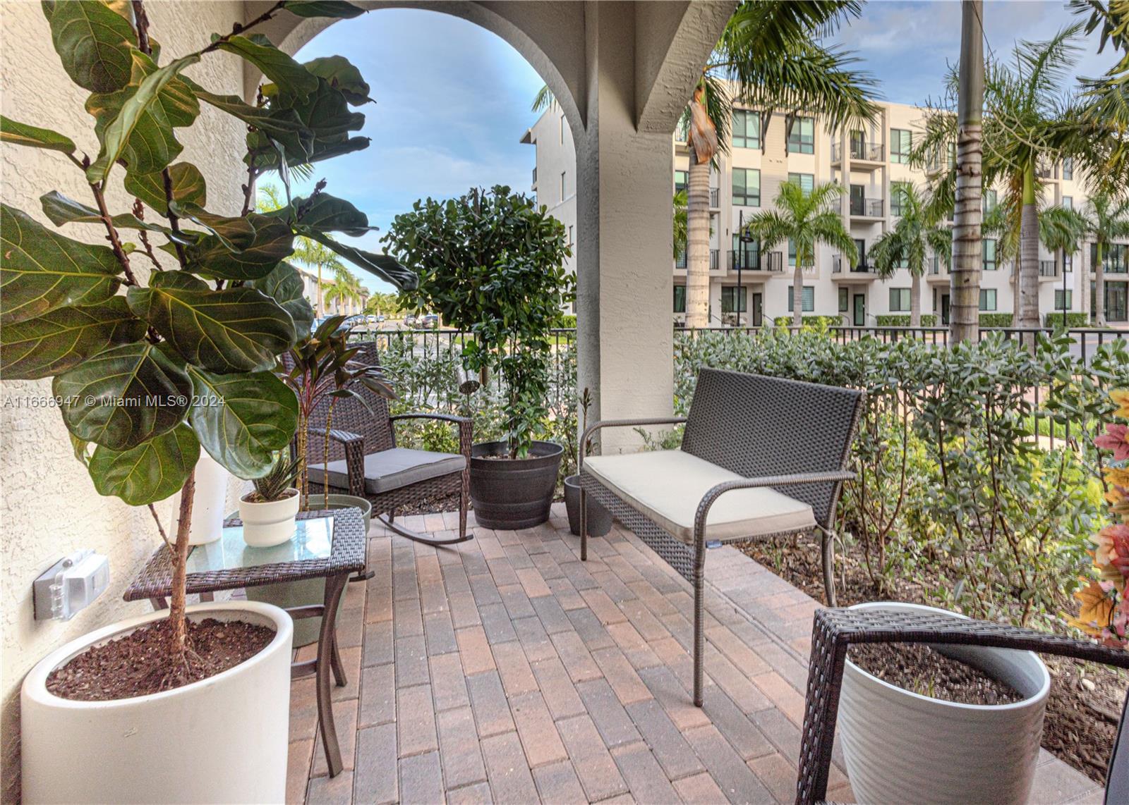DOWNTOWN DORAL SOUTH PHAS - Residential