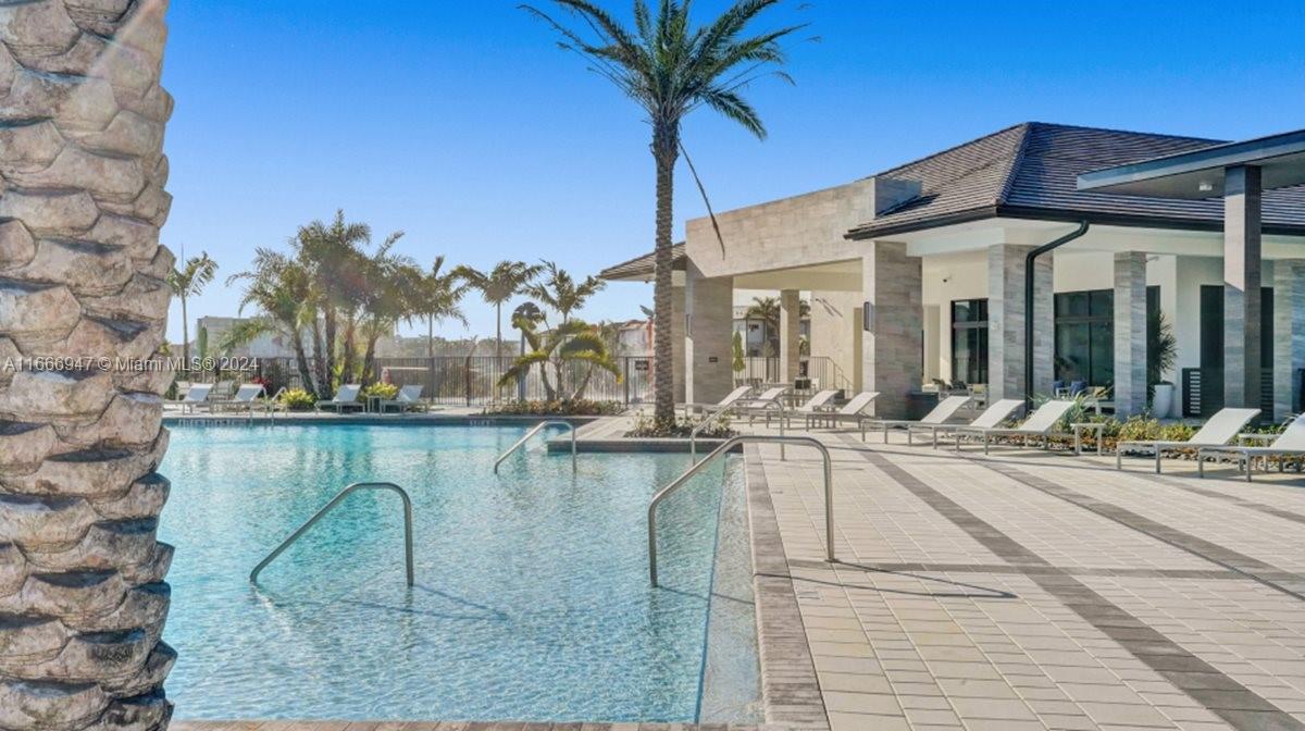 DOWNTOWN DORAL SOUTH PHAS - Residential