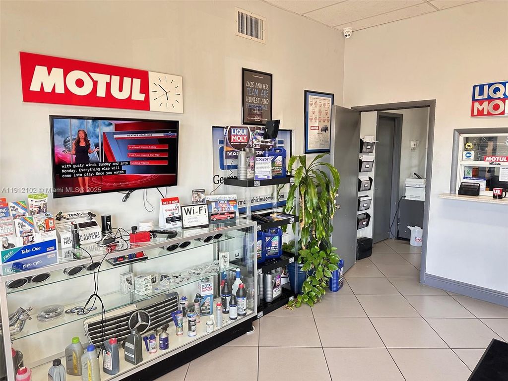 Photo of Hollywood, FL 33021 (MLS # A11912102)