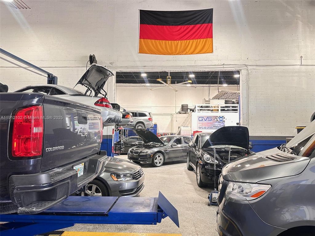 Photo of Hollywood, FL 33021 (MLS # A11912102)