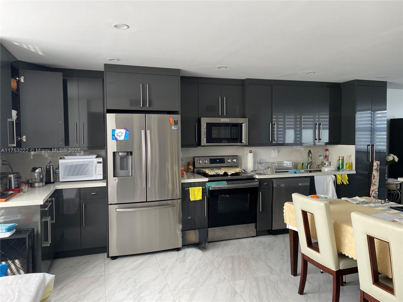 Large 3 bedroom 2 bath corner unit fully remodeled and turn-key ready in a very desirable neighborhood, brand new washer and dryer in unit. Located across the famous Aventura Circle and walking distance to Aventura Mall and House of Worship. This residence offers great convenience, natural light and garden views. Amenities include 3 swimming pools, a BBQ area, an exercise room, and a playground.