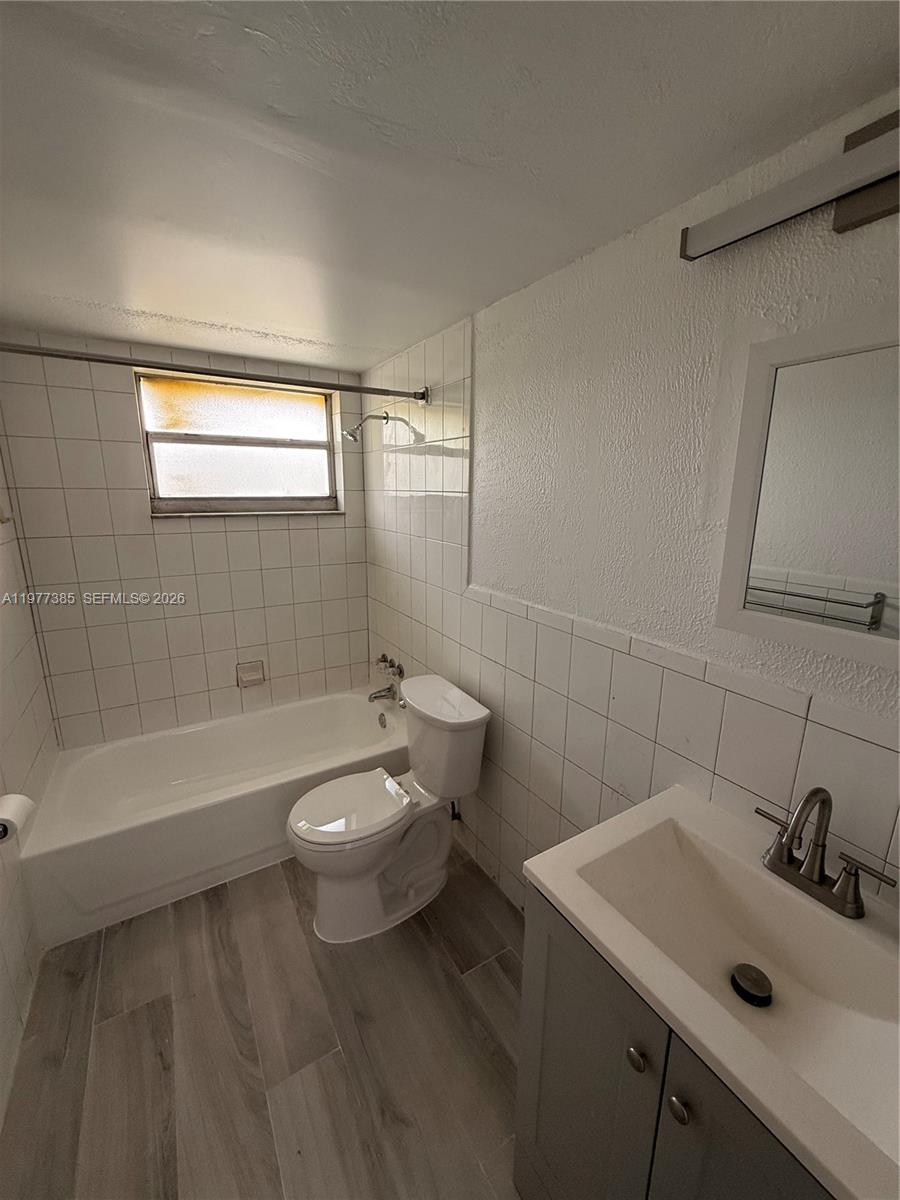 NORTH RIVERVIEW CONDO - Residential Lease