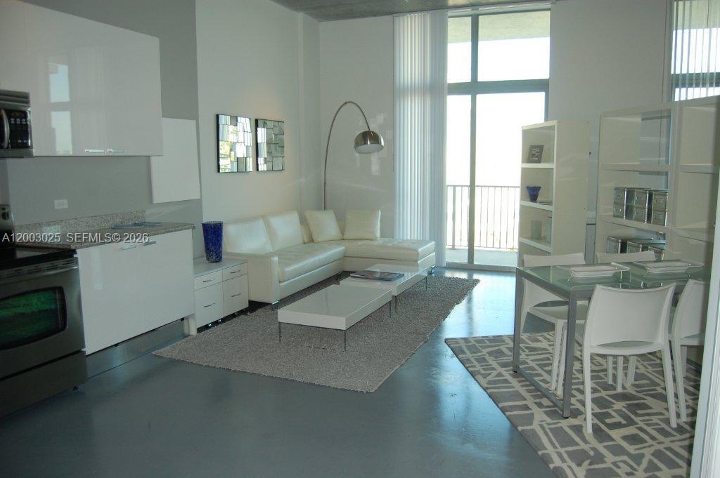 LOFTS AT HOLLYWOOD STATIO - Residential