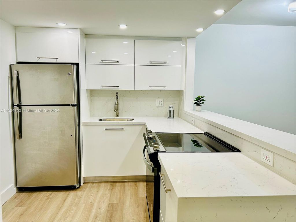 Photo of 1101 Hillcrest Ct #206, Hollywood, FL 33021 (MLS # A11534800)