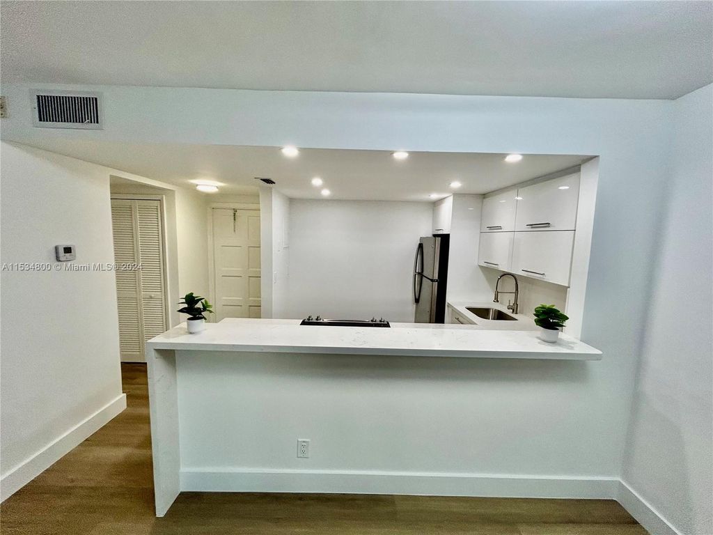 Photo of 1101 Hillcrest Ct #206, Hollywood, FL 33021 (MLS # A11534800)