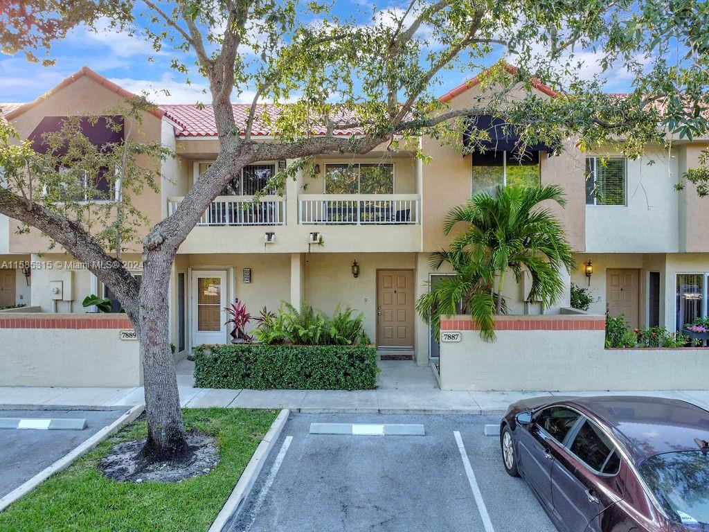 Welcome to this stunning 2 bedroom, 2.5 bathroom Dahlia townhome in the beautiful Plantation neighborhood! This charming two-story residence boasts a spacious balcony perfect for enjoying the fresh air and taking in the serene surroundings. Inside, you'll find a fully renovated kitchen featuring sleek granite countertops, new stainless steel appliances, and ample storage space. Both bathrooms have been meticulously updated with modern fixtures and sleek designs, adding a touch of luxury to your daily routine.
But that's not all - this lovely townhome also comes with a full-size in-unit washer and dryer for added convenience. And with its prime location, you'll be just minutes away from the University, the 595, the mall. Don't miss out on this opportunity to make this wonderful home yours.