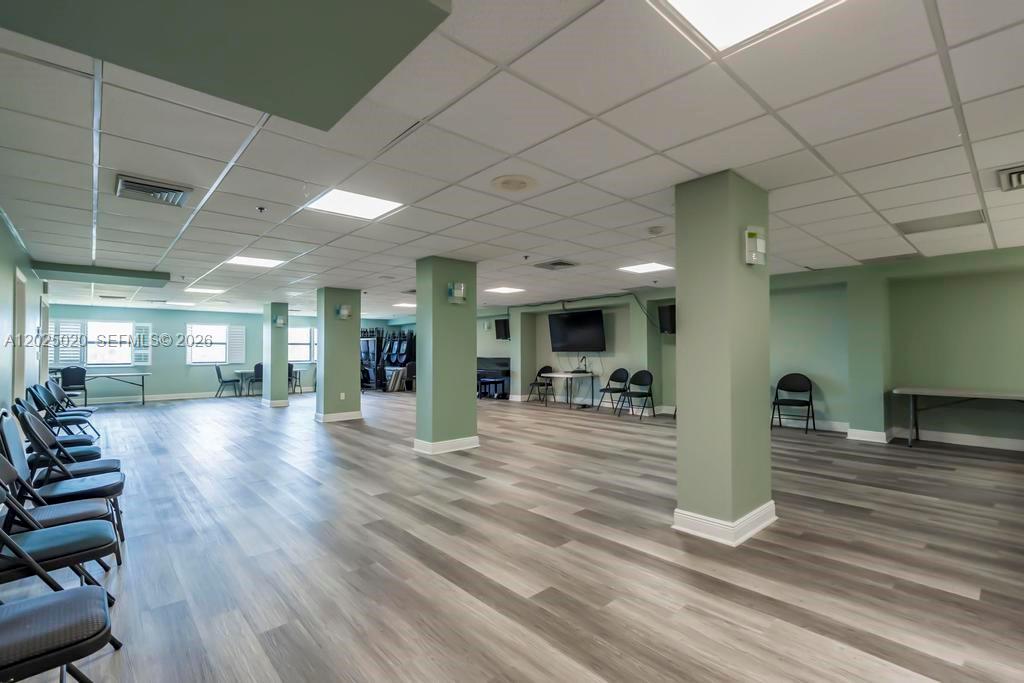 SUMMIT CONDO - Residential