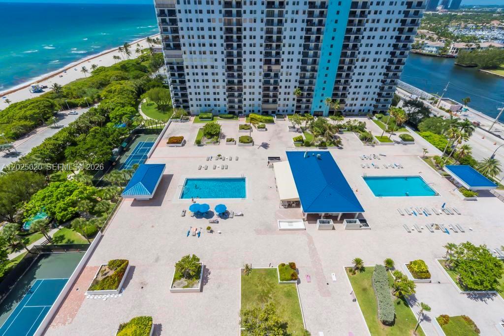 SUMMIT CONDO - Residential