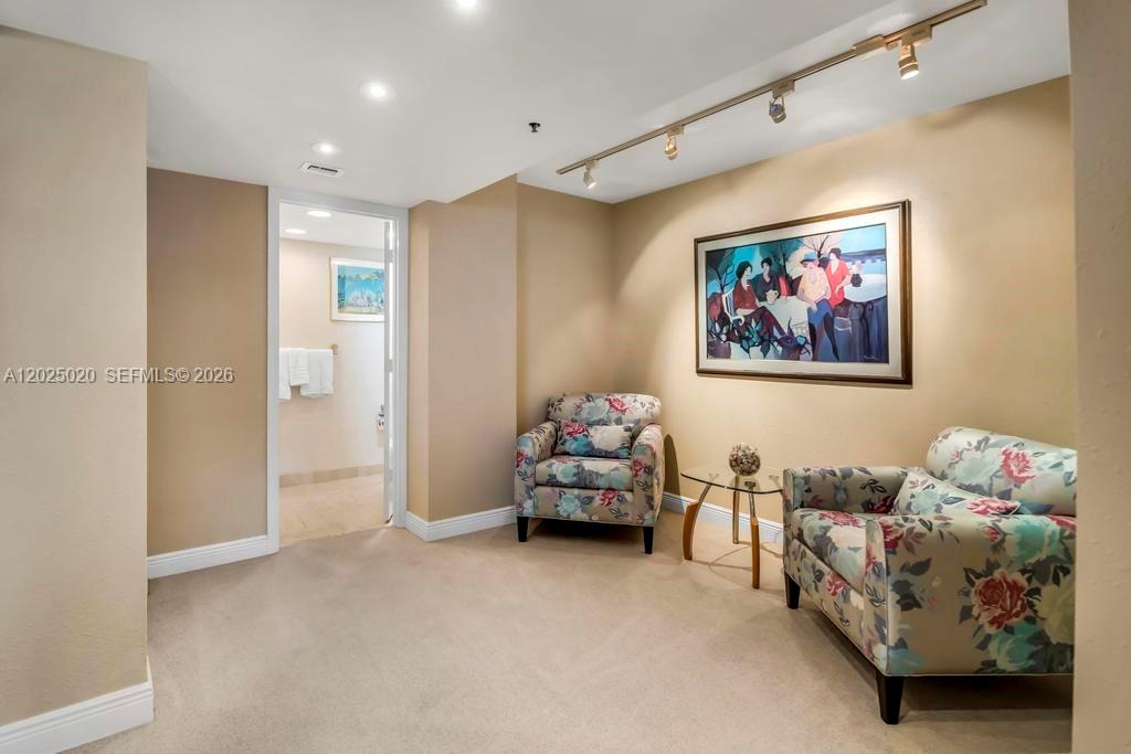 SUMMIT CONDO - Residential