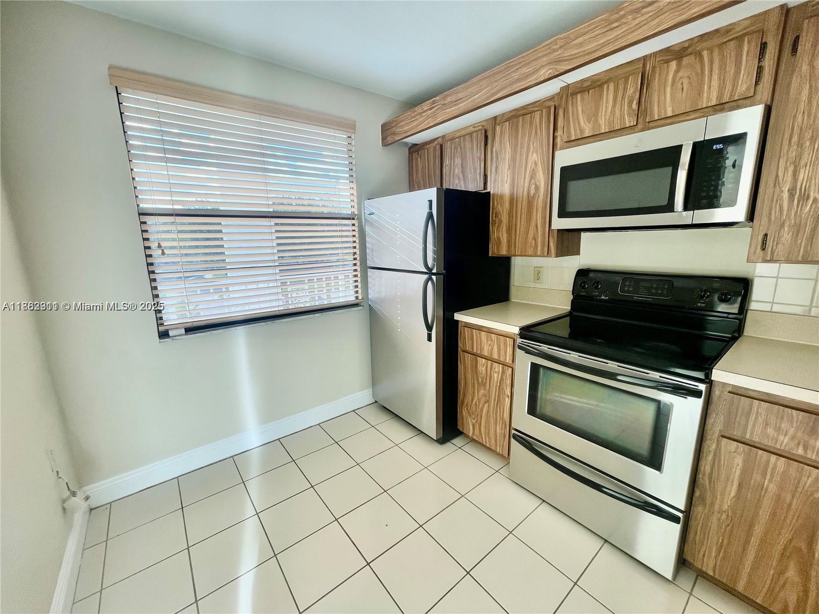 6061 Balboa Cir 304