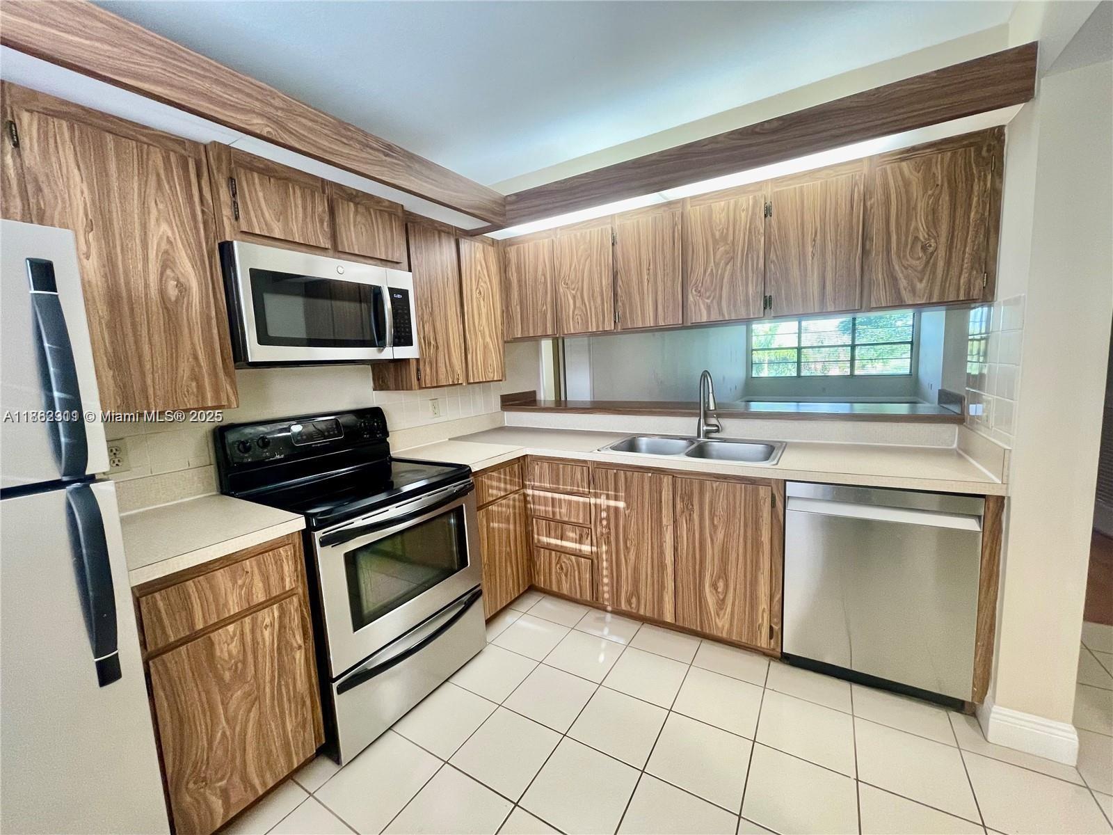 6061 Balboa Cir 304