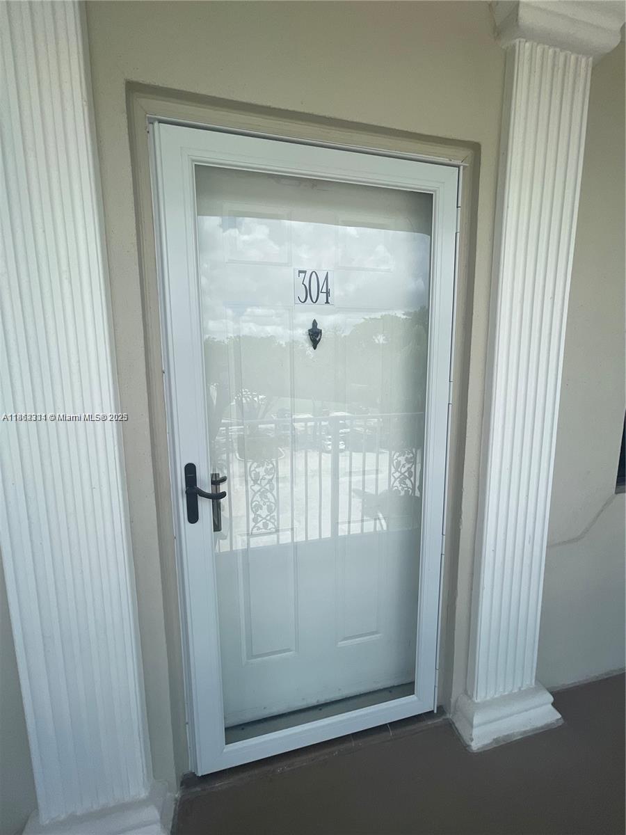6061 Balboa Cir 304