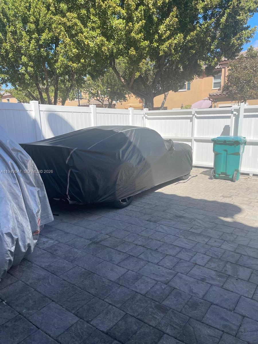 KENDALL COMMONS TOWNHOMES - Residential