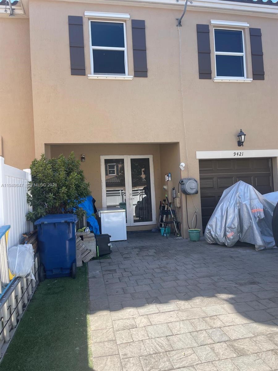 KENDALL COMMONS TOWNHOMES - Residential