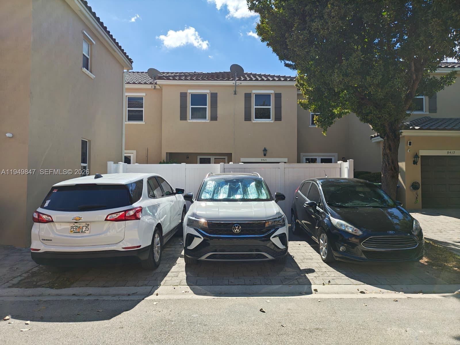 KENDALL COMMONS TOWNHOMES - Residential