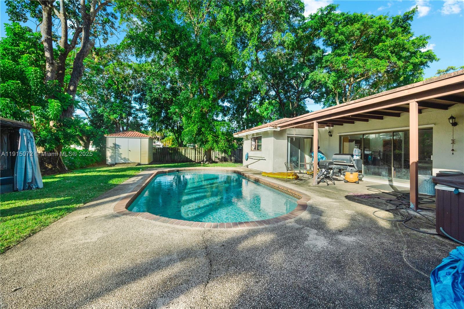 SHADOW WOOD - Residential