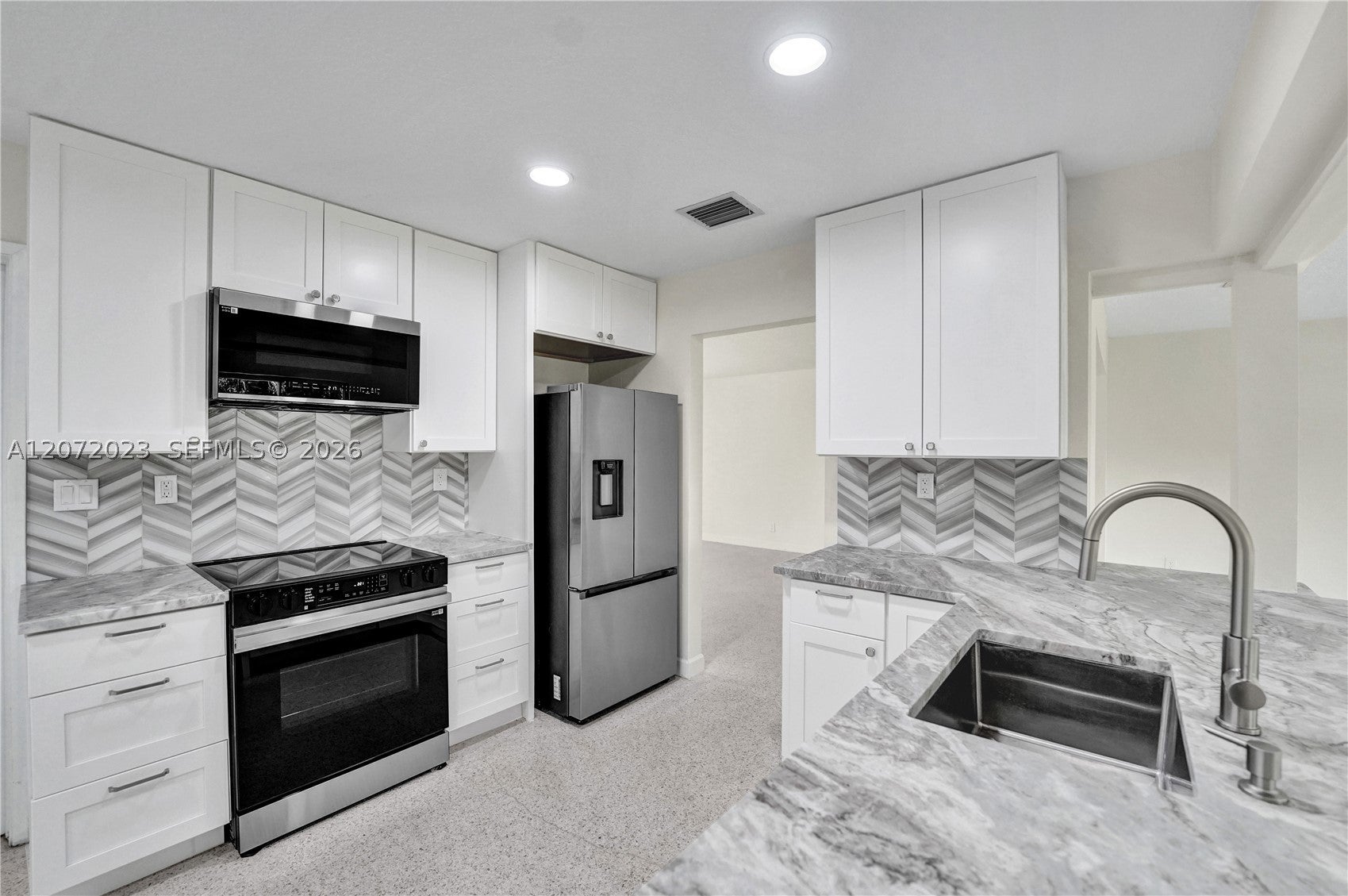 1524 NE 37th St, Oakland Park FL 33334