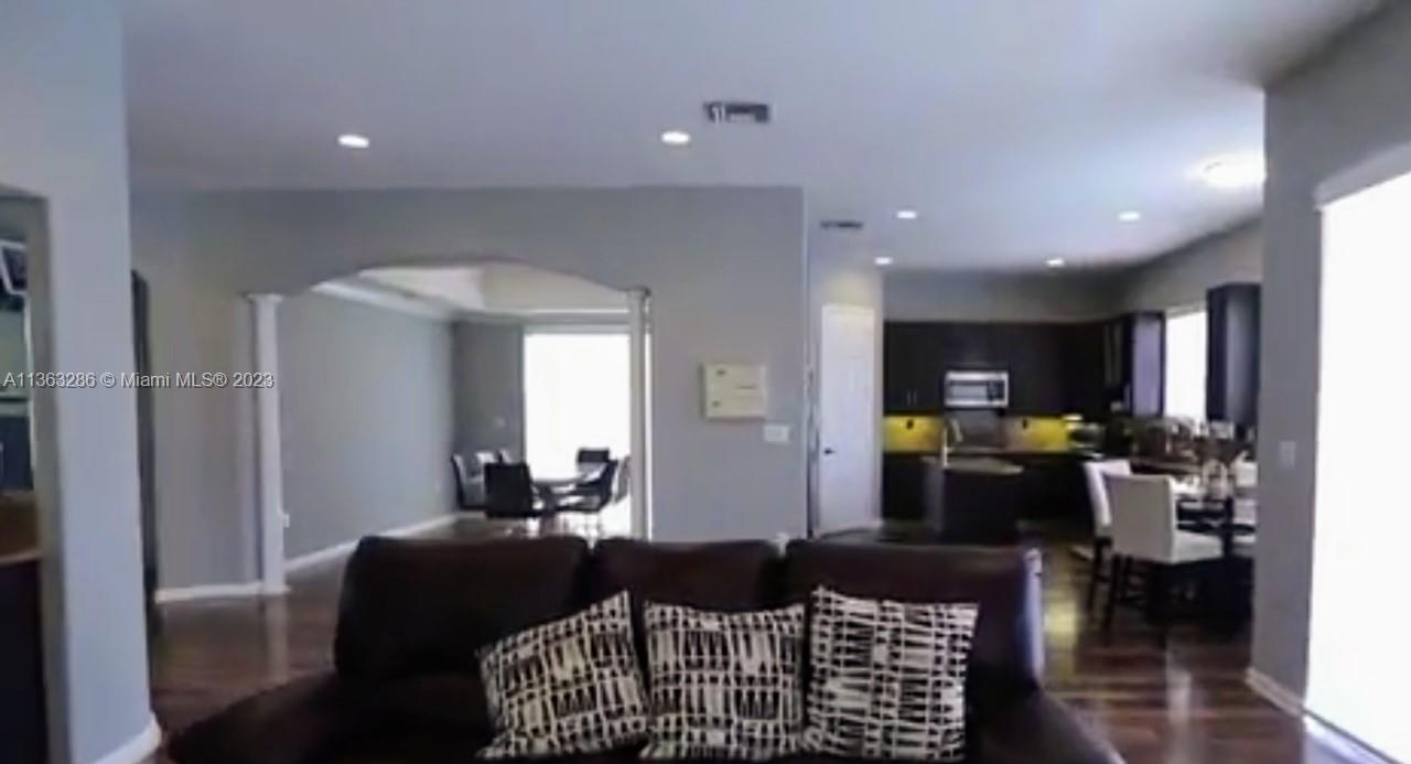 SUNSET LAKES PLAT ONE - Residential Lease