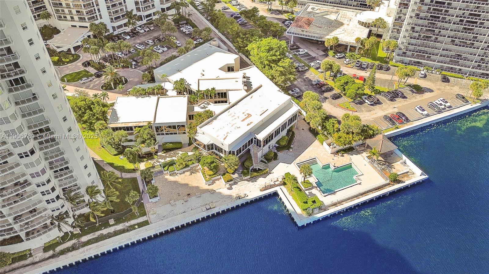 HAMPTONS SOUTH CONDO - Residential