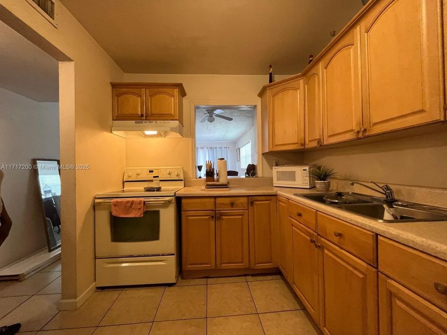 Great apartment in awesome location. 4 minutes drive to Whole Foods, La Fitness nearby, a lot of food options on Biscayne Blvd, 10 minute drive to Bal Harbour and the beach.